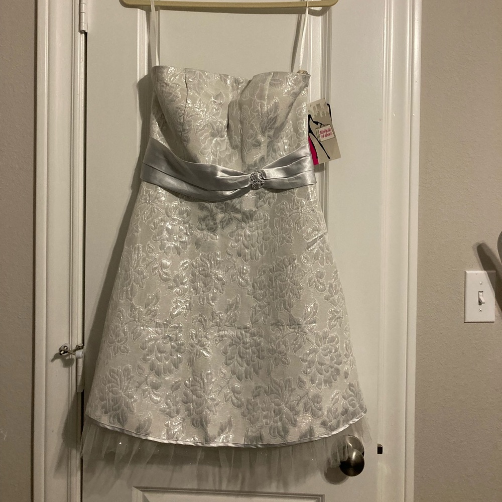 Morgan4ever brand size 7/8 strapless silvery white and toile NWT